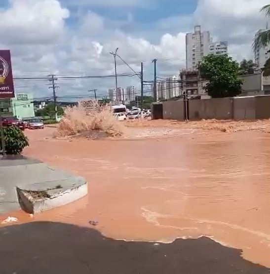 Vídeo mostra momento em que tubulação rompe e lama invade casas em Manaus