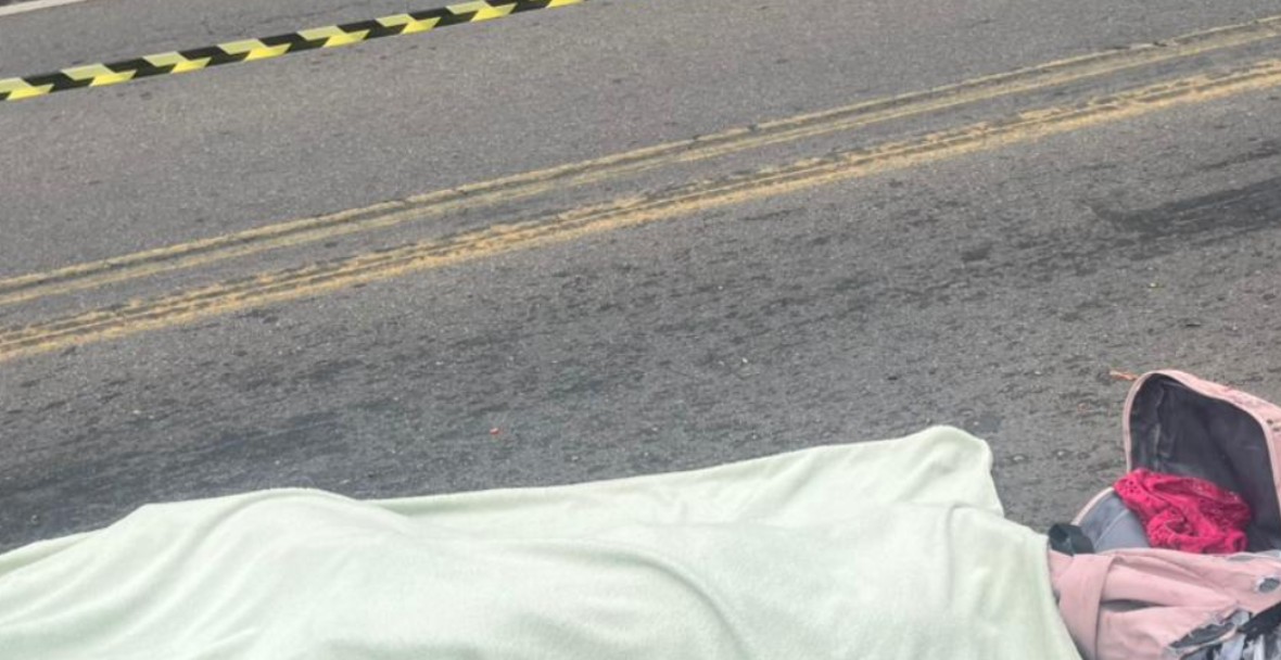 Mulher morre após cair de moto e ser esmagada por carreta na BR-174