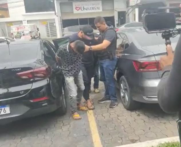 Dupla é presa dentro do Roadway de Manaus com drogas escondidas em pneus de carro