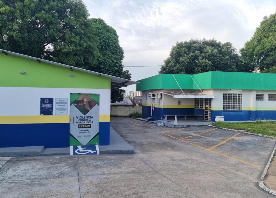 Filho é preso por causar terror psicológico e colocar faca no peito da mãe em Manaus