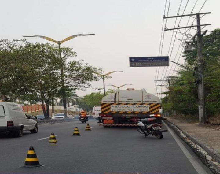 Carreta em pane mecânica interdita trecho da av. Rodrigo Otávio em Manaus