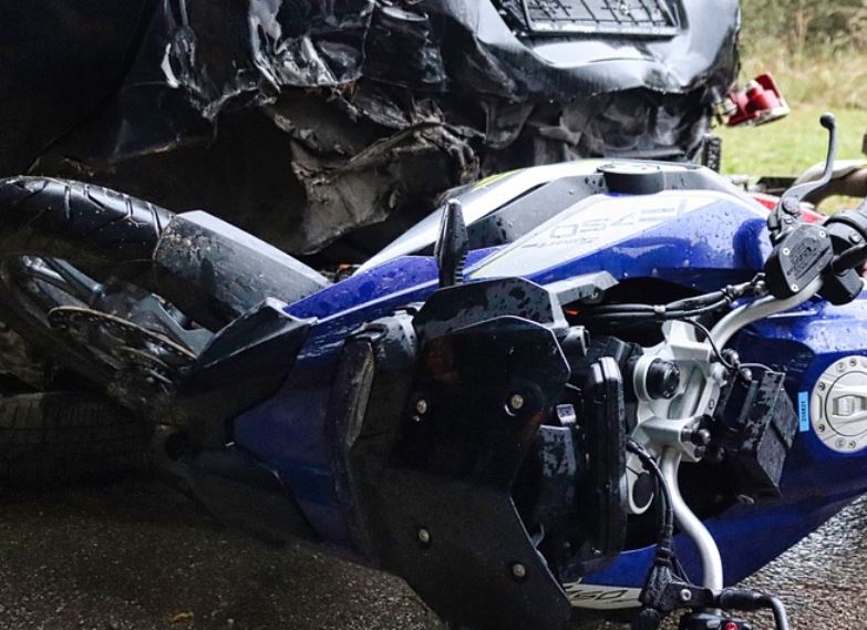 Homem morre ao ser lançado contra poste após ser atingido por carro em Manaus