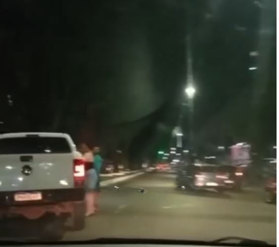 Carro fica destruído após acidente na av. Getúlio Vargas em Manaus