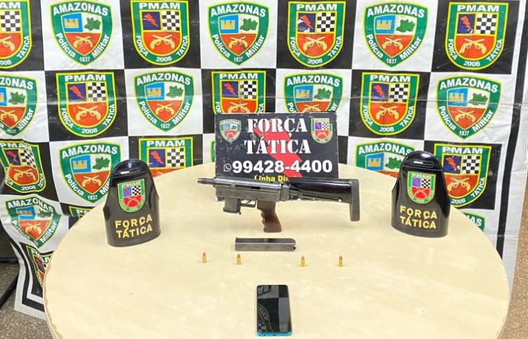 Dupla é presa com submetralhadora no estacionamento de supermercado em Manaus