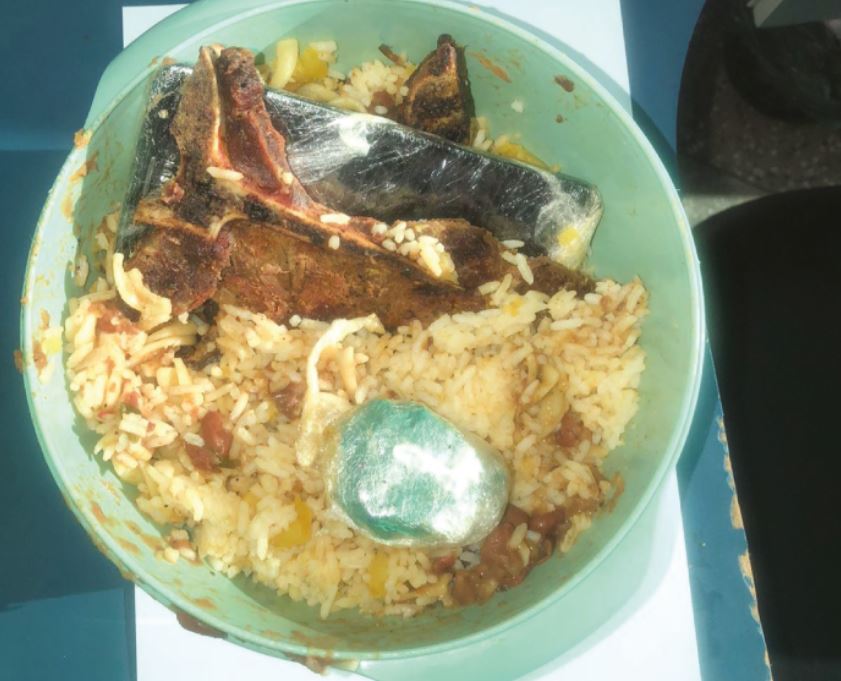 Mulher é presa com drogas e celular escondidos em marmita durante visita a preso no Amazonas