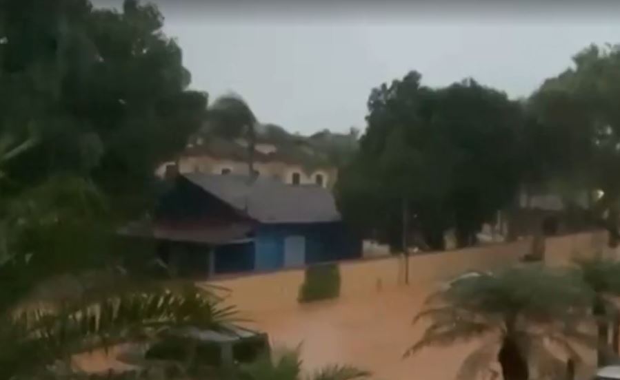 Deslizamento mata criança de 7 anos e temporais deixam cidades debaixo d'água em SP