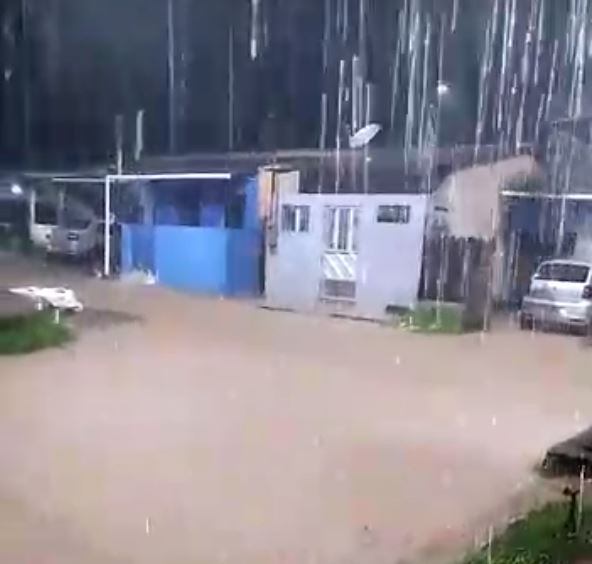 Vídeo mostra casas e carros sendo alagados durante chuva torrencial no Amazonas