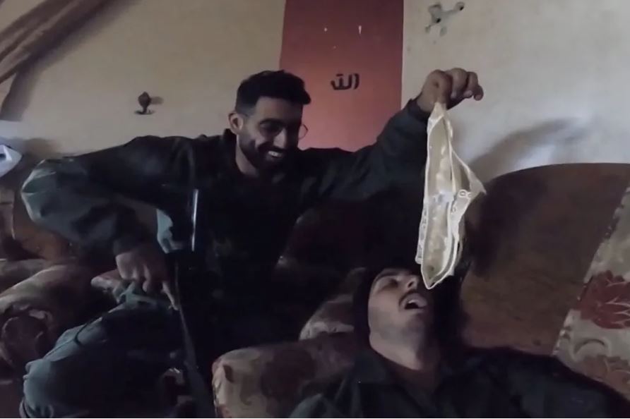 Soldados de Israel fazem imagens 'brincando' com calcinhas de palestinas em Gaza