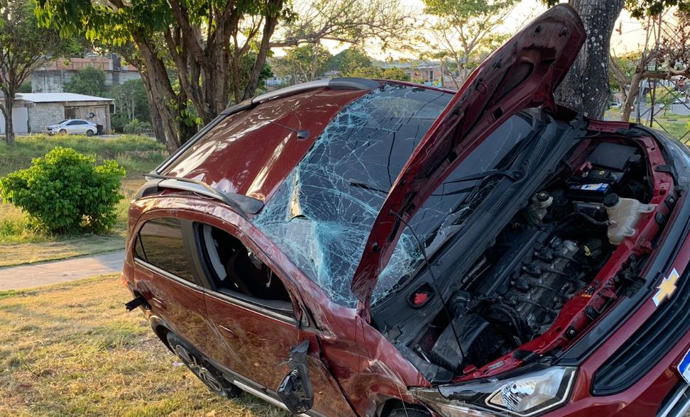 Idosa fica ferida após carro capotar e bater em árvore em Manaus