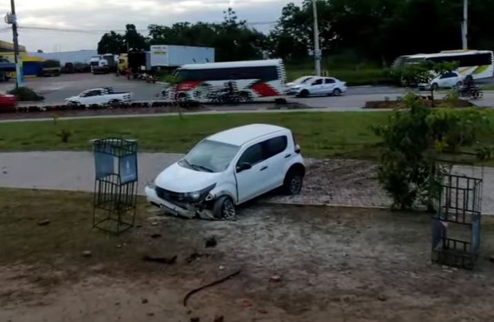 Carro desgovernado atravessa rotatória e fica destruído em acidente em Manaus