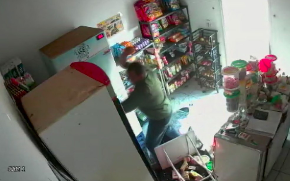 Vídeo: Marido invade bar e esfaqueia brutalmente companheira