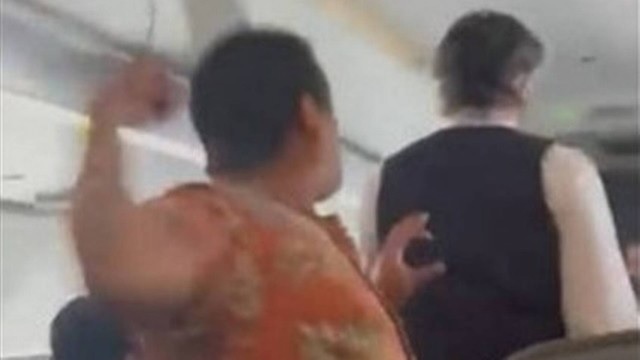 Vídeo: Passageiro dá soco em comissário de bordo durante voo