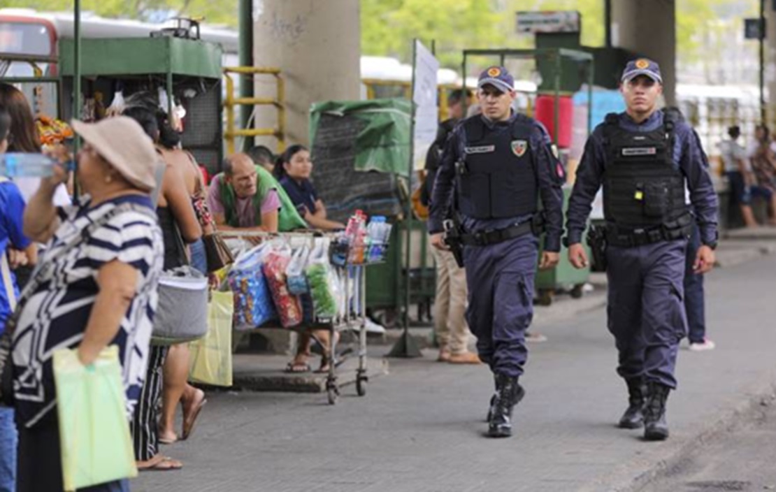 Homem mostra órgão para mulher em ônibus e é preso no T5