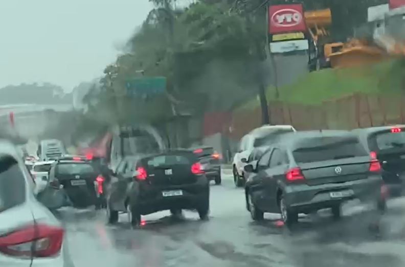 Avenida Torquato Tapajós alaga e motoristas enfrentam congestionamento quilométrico