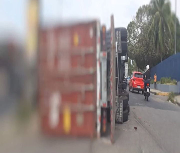 Carreta tomba em frente a estádio de futebol em Manaus
