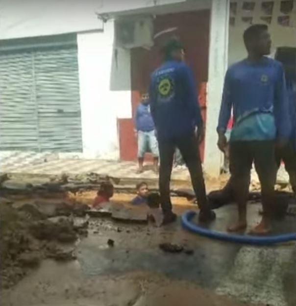 Adutora rompe e deixa moradores de Parintins por quase 20 horas sem água