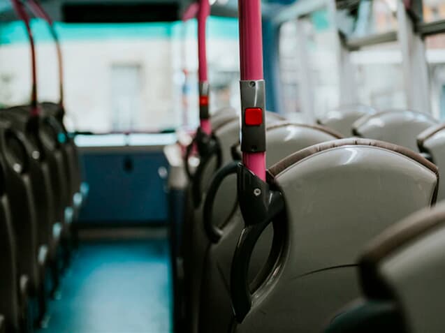 Criança que apresentou epilepsia após ser atingida por porta de ônibus será indenizada; saiba mais