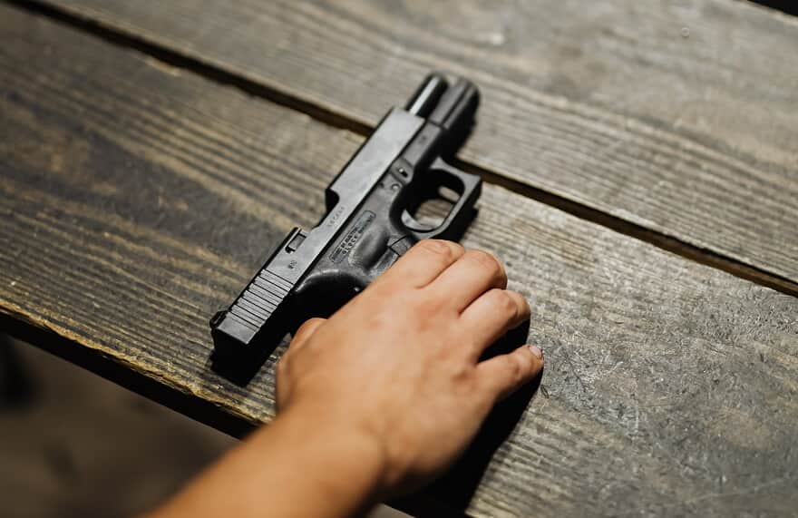 Homem que mirou em desafeto mas acertou terceiro recebe pena de 8 anos de prisão