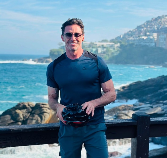 Hugh Jackman ganha filtro de barro de presente no Brasil