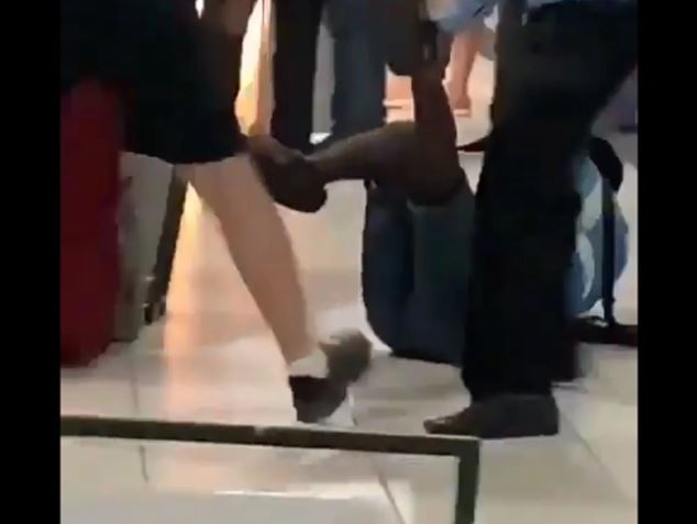 Vídeo:Deficiente é arrastado e espancado em rodoviária por não usar máscara