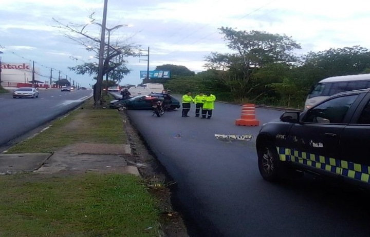 Carro desgovernado atinge poste na av. Cosme Ferreira em Manaus