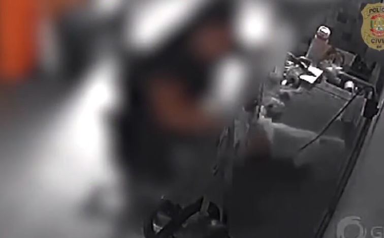 Cachorro de 8 meses morre em pet shop durante tosa