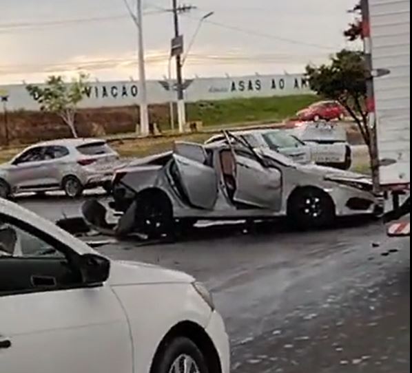 Vídeo: Carro fica aos pedaços após acidente grave na av. Torquato Tapajós em Manaus
