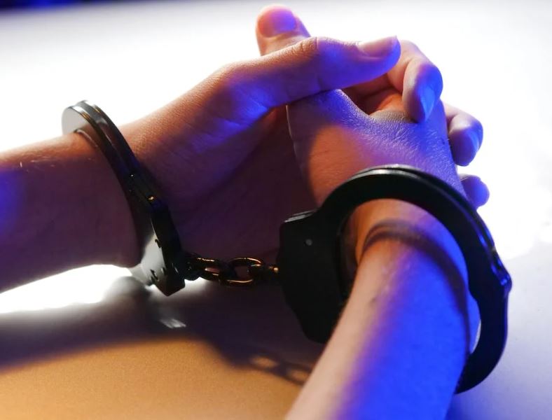 Funcionário é preso ao ser flagrado roubando remédio da própria empresa em Manaus