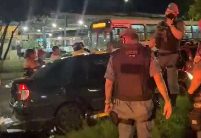 Carro na contramão causa acidente em avenida de Manaus