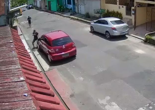 Vídeo: Idoso é baleado na frente da neta durante tentativa de assalto em Manaus