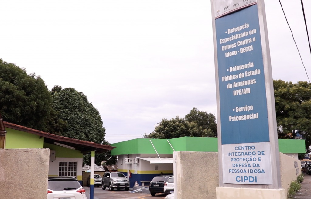 Vizinhos gravam homem agredindo mãe idosa em Manaus; Ele foi preso