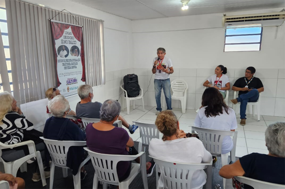 Oficina de teatro tem encerramento com peça estrelada por idosos em Manaus