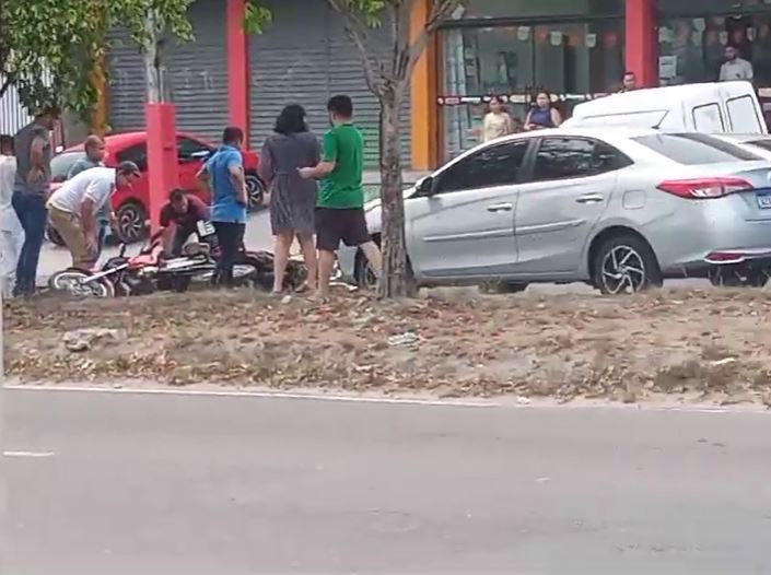 Acidente entre carro e motocicleta deixa um ferido em avenida no Terra Nova