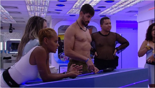 Paula critica Bruna Griphao após volta de Fred Nicácio: 'Não sai de perto'