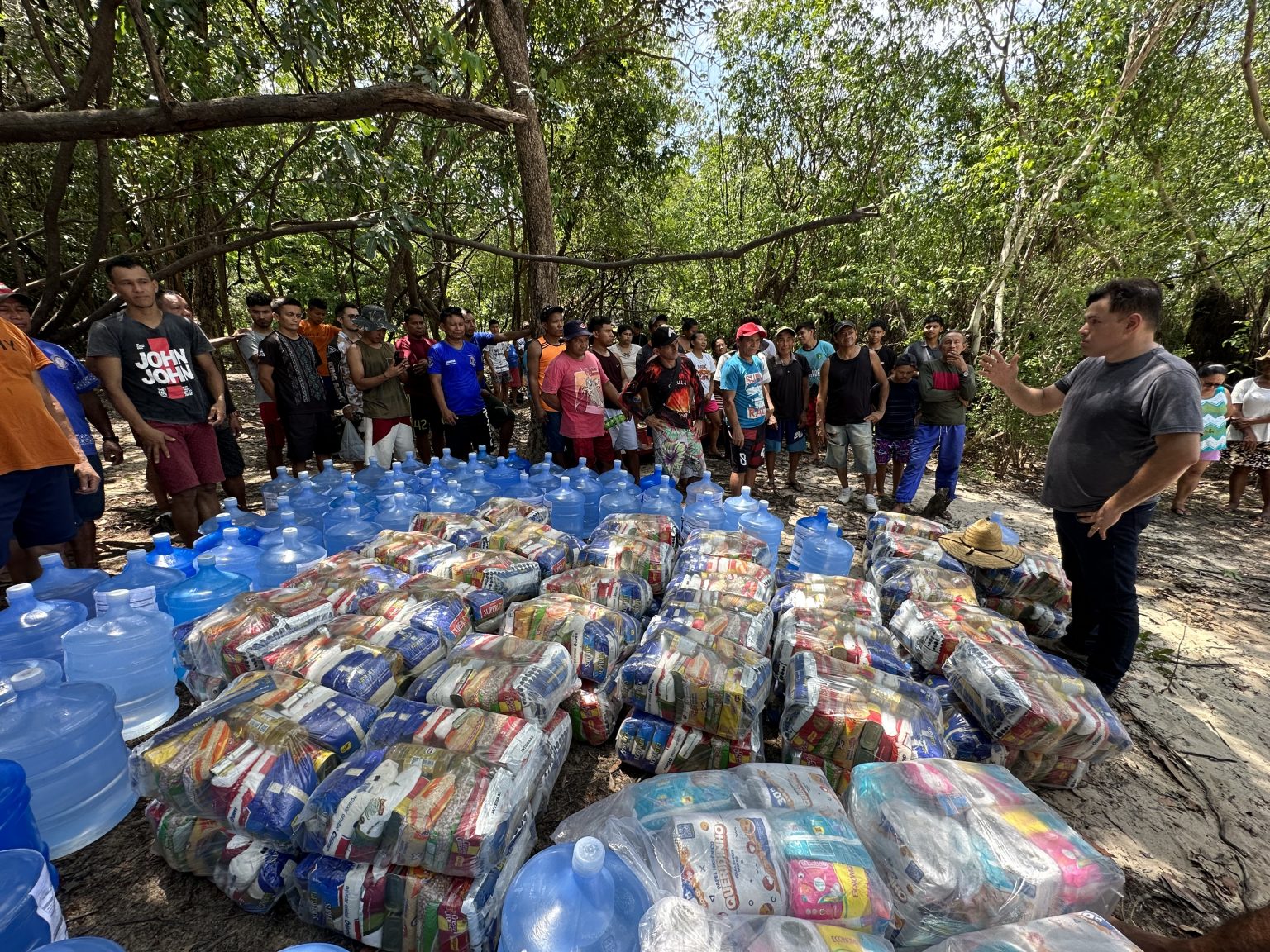 Operação leva mantimentos, água potável e combustível para afetados pela seca em Manaus