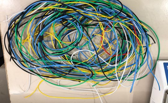 Jovem é 'condenado pelo tribunal do crime' por roubar fios elétricos