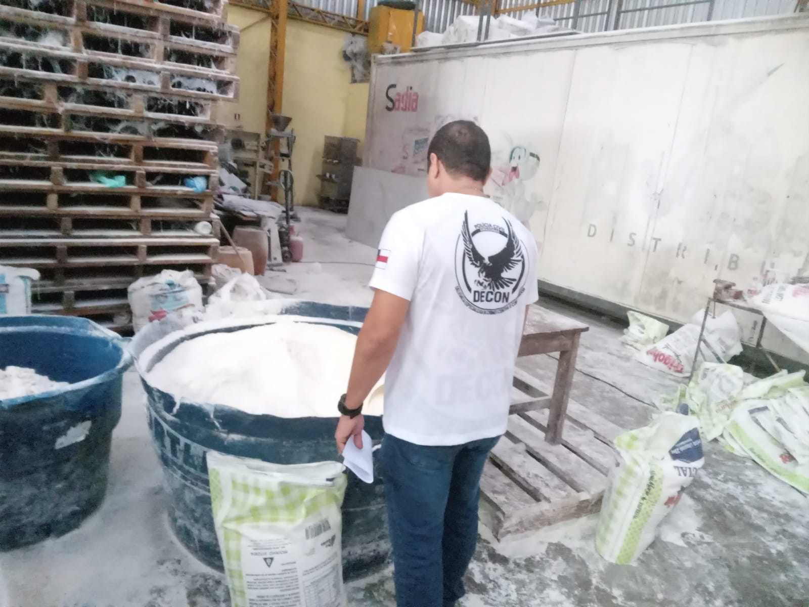 Mais de 40 toneladas de alimentos vencidos são apreendidos em distribuidora de Manaus