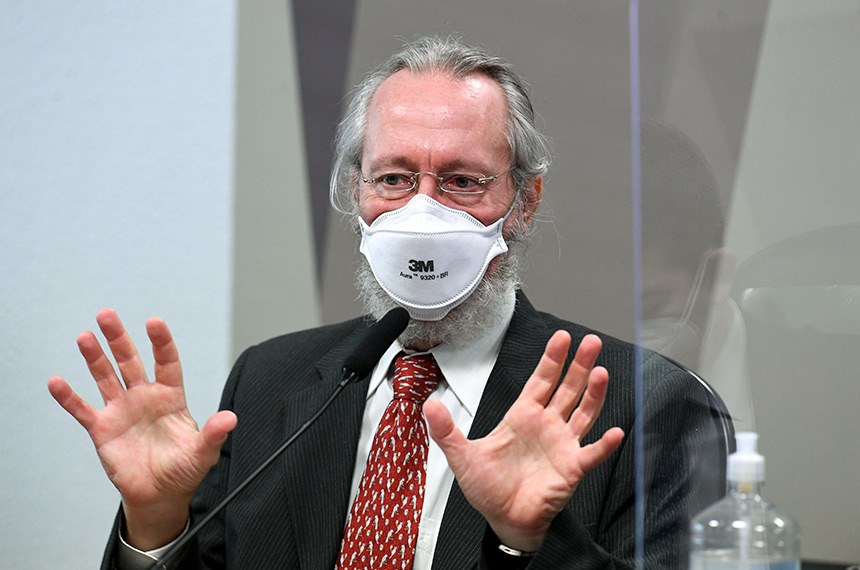 Médico diz que Governo tratou brasileiros como animais ao buscar 'imunidade de rebanho'