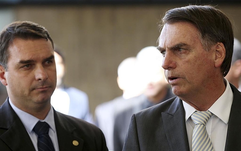 Flávio diz que Bolsonaro pode "nunca" mais voltar para o Brasil