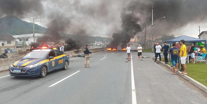 PRF identifica policiais que ajudaram bolsonaristas durante bloqueio de rodovias no Brasil