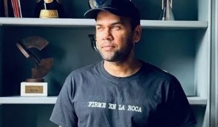 Daniel Alves tem passaportes liberados pela Justiça e pode voltar ao Brasil