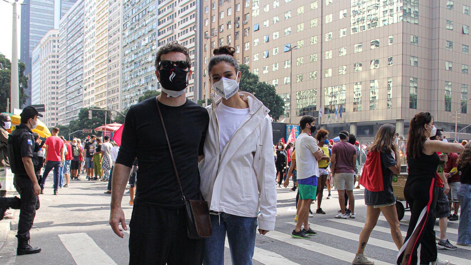 Famosos vão às ruas em manifestação contra Bolsonaro; veja fotos