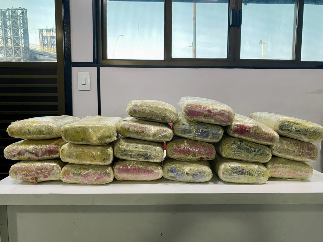 Cerca de 20 kg de drogas escondidos em sacos com banana são apreendidos em Coari