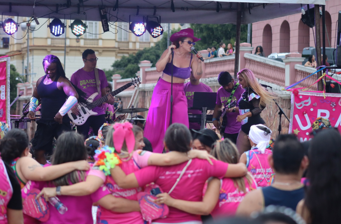 Banda Maria vem com as outras atrai centenas de foliões no Centro de Manaus