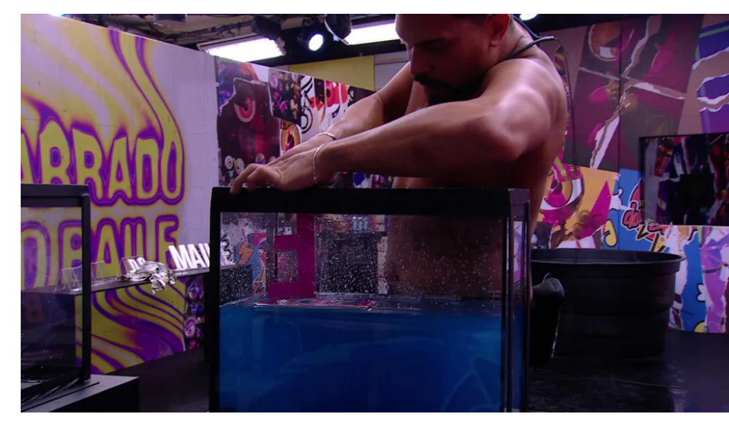 Após ser barrado na festa do líder, Vinicius é chamado atenção após 2h de dinâmica 