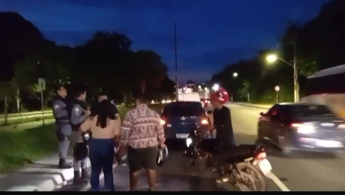Motociclista fica ferido após bater em carro na saída de supermercado no Coroado