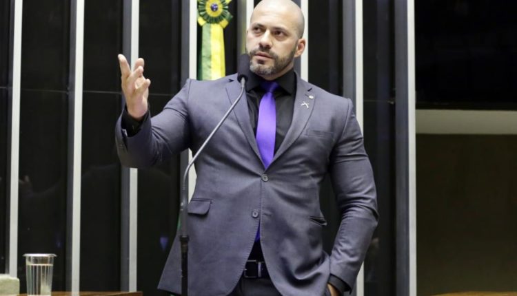Lira acena a Bolsonaro que deputados devem manter prisão de Daniel Silveira