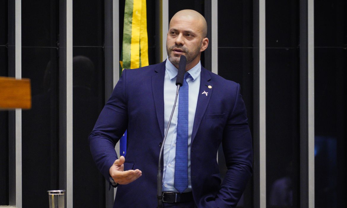AGU defende legalidade de decreto que indultou Daniel Silveira
