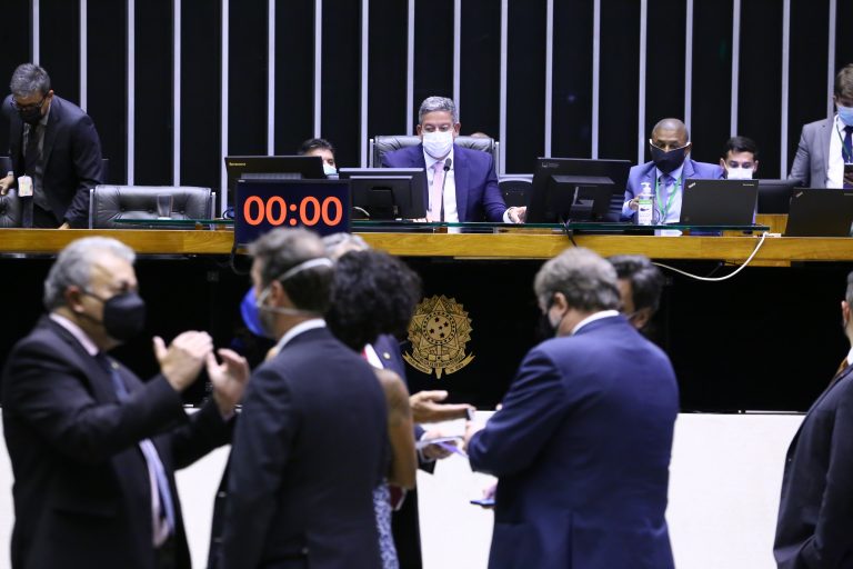 Câmara aprova quarentena de 4 anos para policiais e juízes disputarem cargos políticos