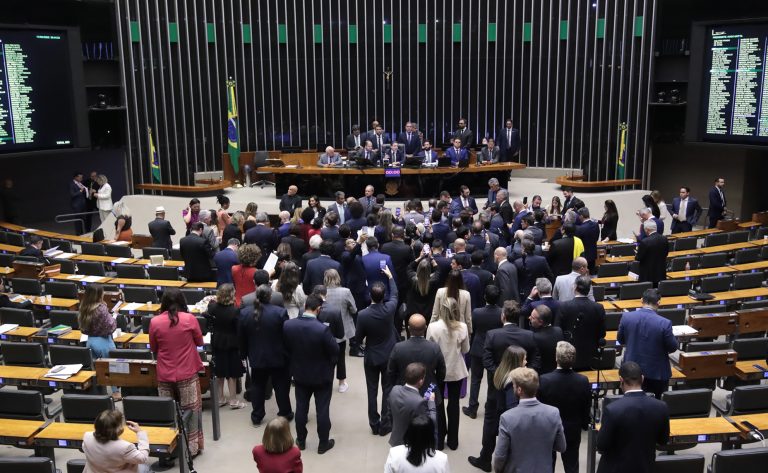 Câmara aprova regime de urgência para PL sobre anistia aos envolvidos no 8/1